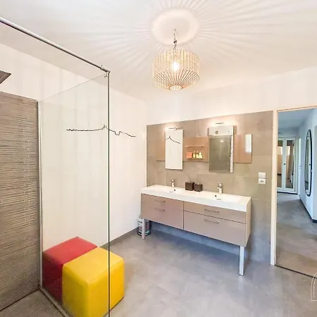 Grande Maison 5 Avec Piscine A *